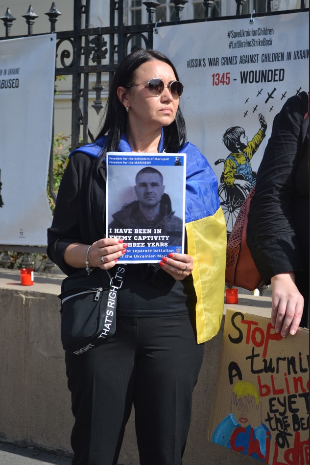 &quot;Не маємо права мовчати&quot;: на мітингу в Бухаресті нагадали про жертв російського полону