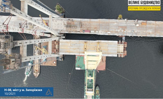 На будівництві у Запоріжжі почали монтаж низової частини вантового мосту