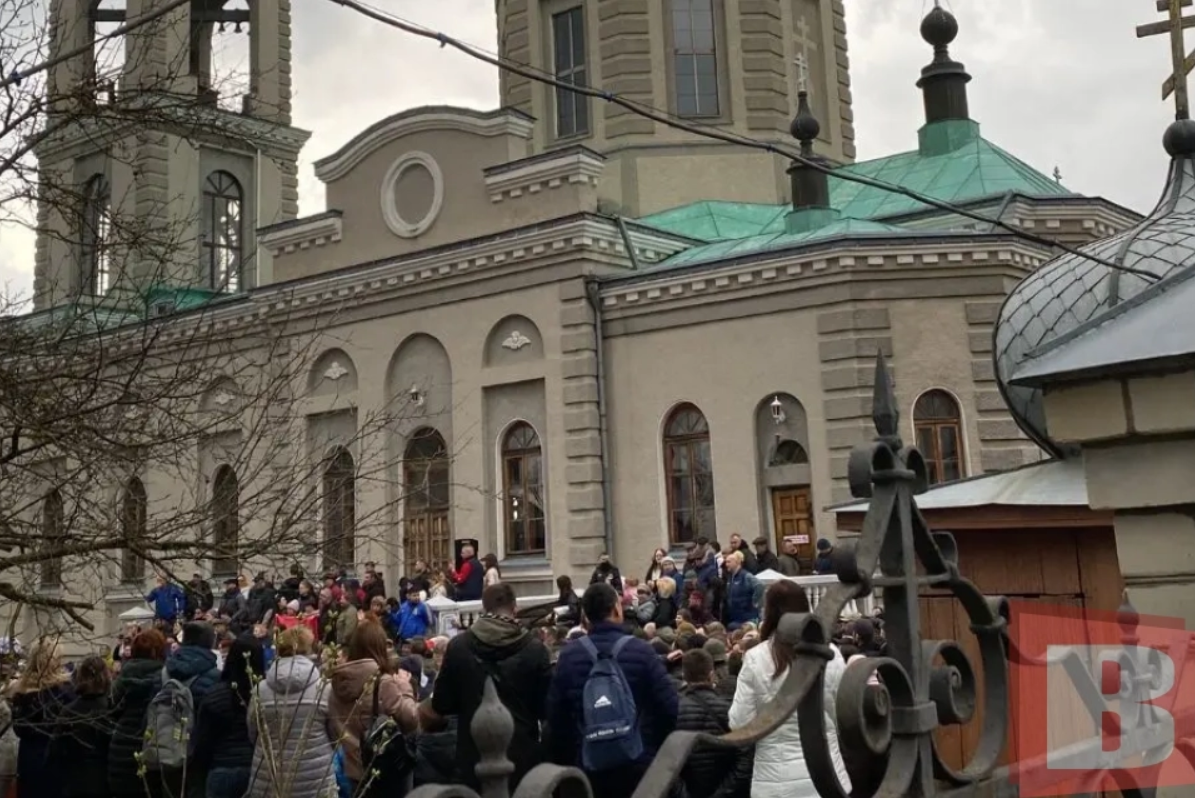 Акція з &quot;блокадою&quot; храму МП і розповідь військового про побиття: що відбувається у Хмельницькому (відео, фото)