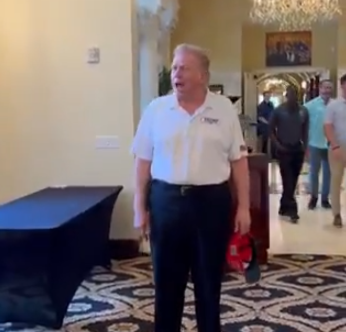 Трамп отказался от своей классической прически и показал новую (видео)