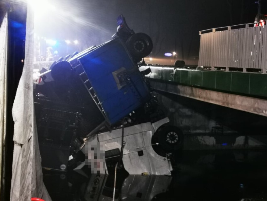 В Польше украинец подшофе на грузовике растрощил мост и 