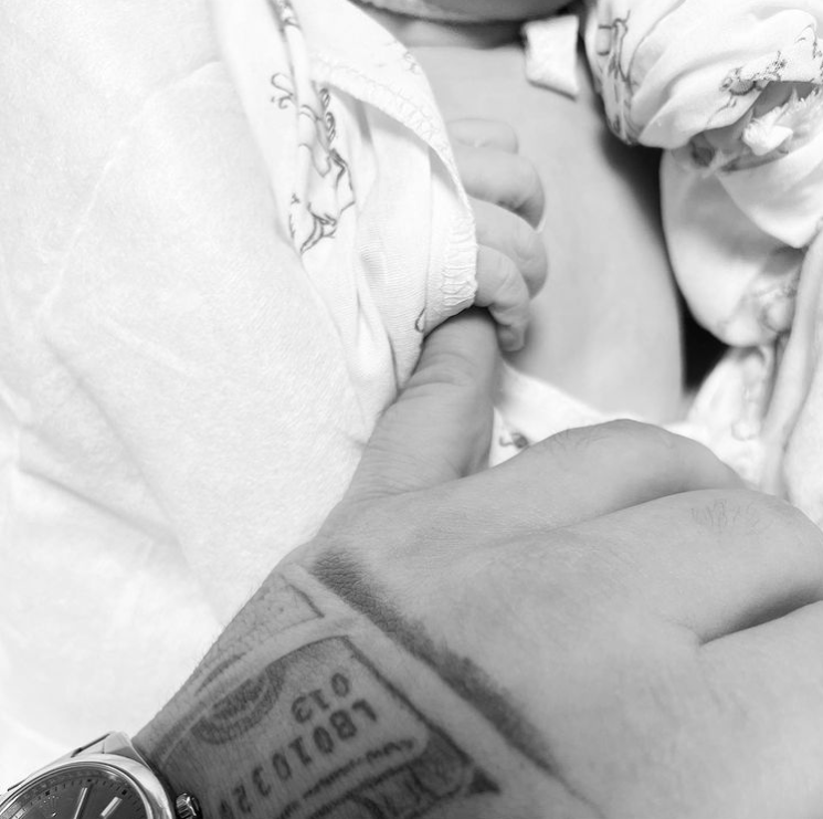 Kyivstoner вперше став батьком: ніжне фото з новонародженим сином