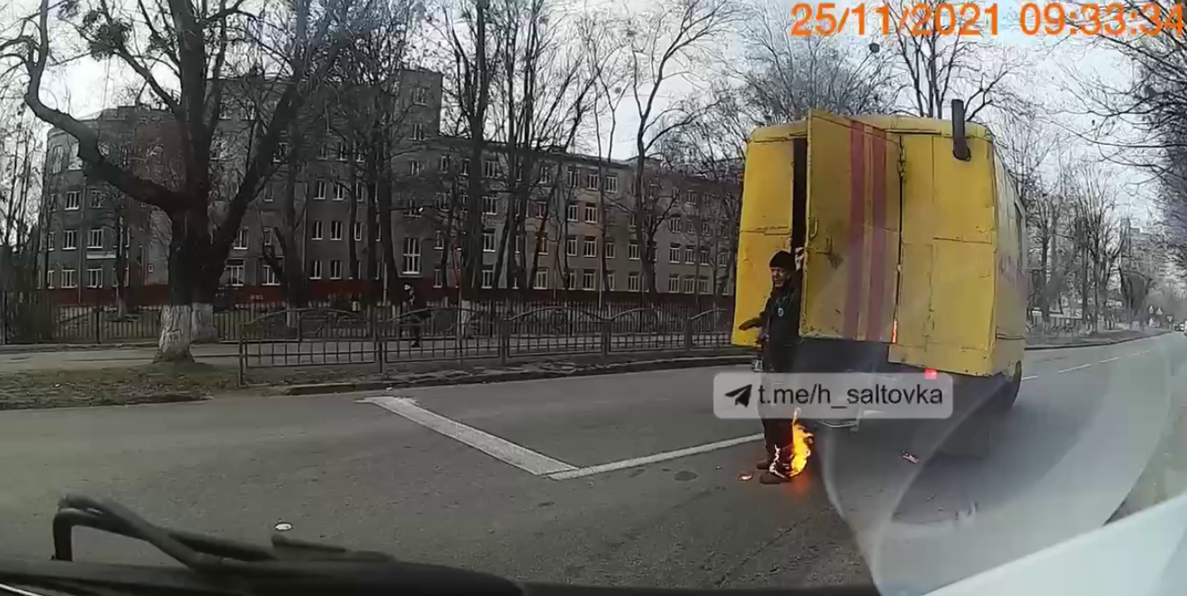 В Харькове загорелся грузовик коммунальщиков: люди выпрыгивали из машины на ходу (видео)