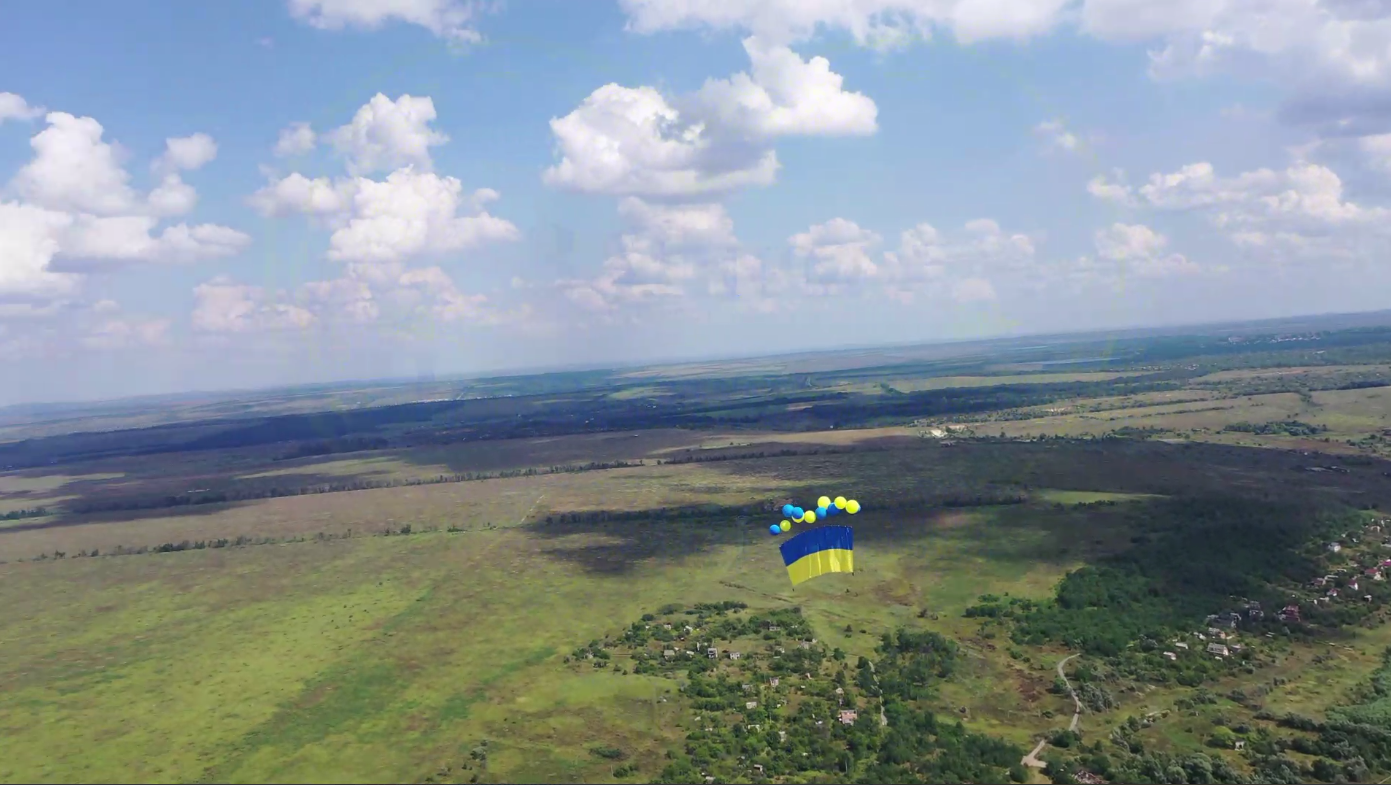 Жителей ОРДЛО поздравили с День Независимости украинскими флагами в небе (видео)