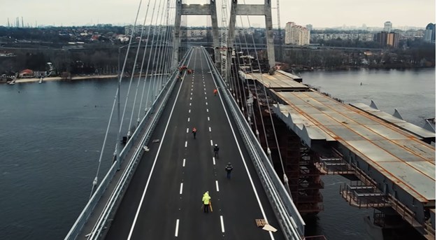 Вантовий міст у Запоріжжі змінився до невпізнання всього за ніч: у мережі показали відео