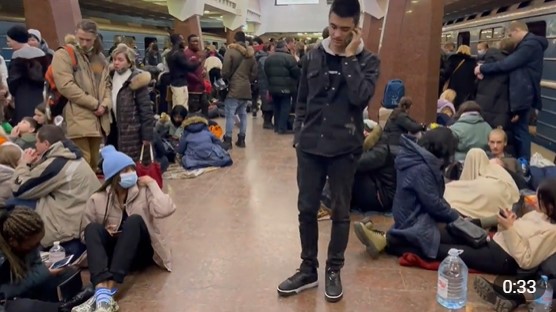 Люди прячутся в метро Харькова. Видео и фото из подземки