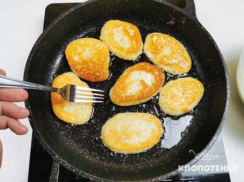 Готовим пышные оладьи на кефире, которые не прилипают и не пригорают: секрет очень прост