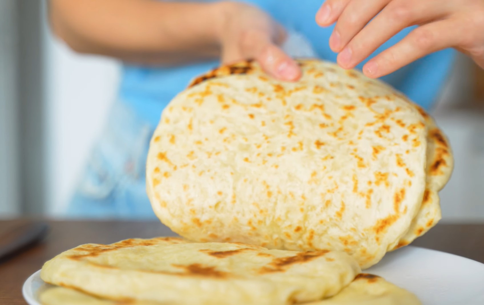 Готуємо пишний лаваш на сковороді з борошна і води