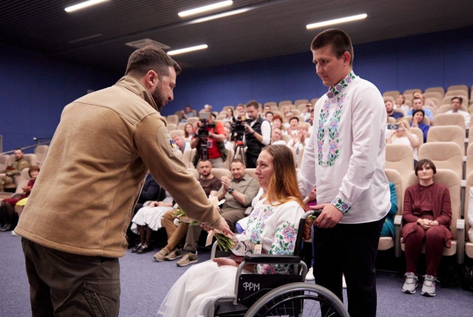 Медсестра из Лисичанска, потерявшая ноги и часть руки, получила награду от Зеленского