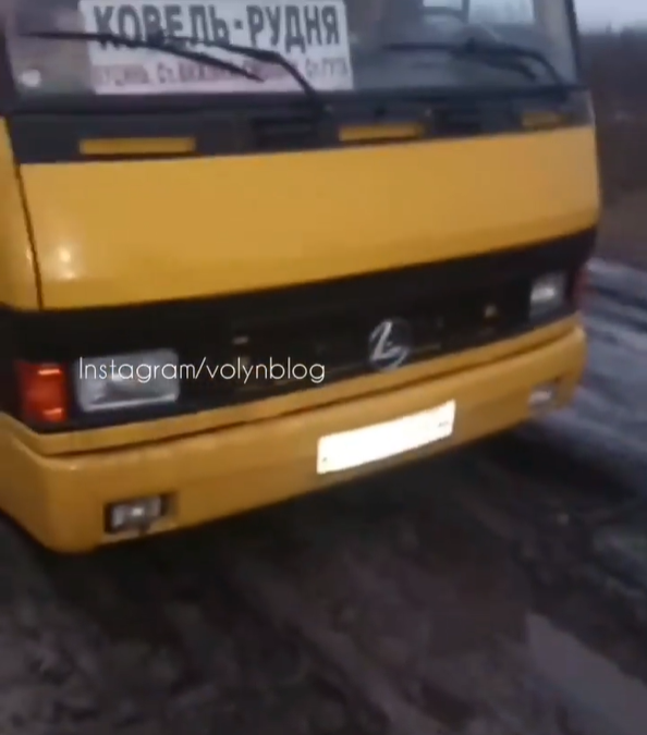 На Волыни автобус застрял в трясине, в которую превратилась дорога: люди 4 км шли по &quot;багнюке&quot;