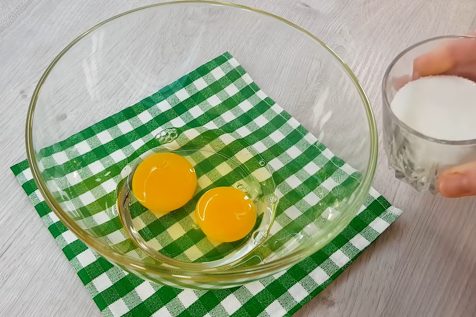 Готуємо пиріг за лічені хвилини: все змішав і в духовку!