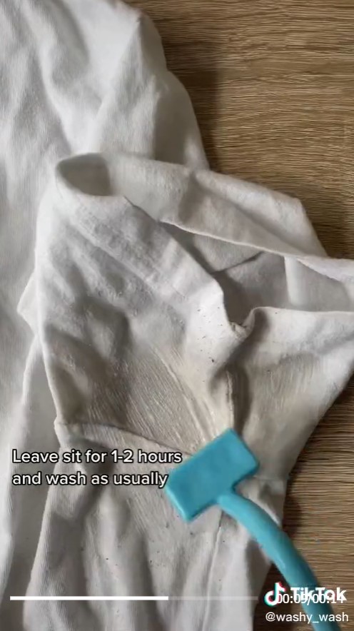 Этот лайфхак поможет вывести желтые пятна пота с одежды &quot;на раз, два, три&quot;