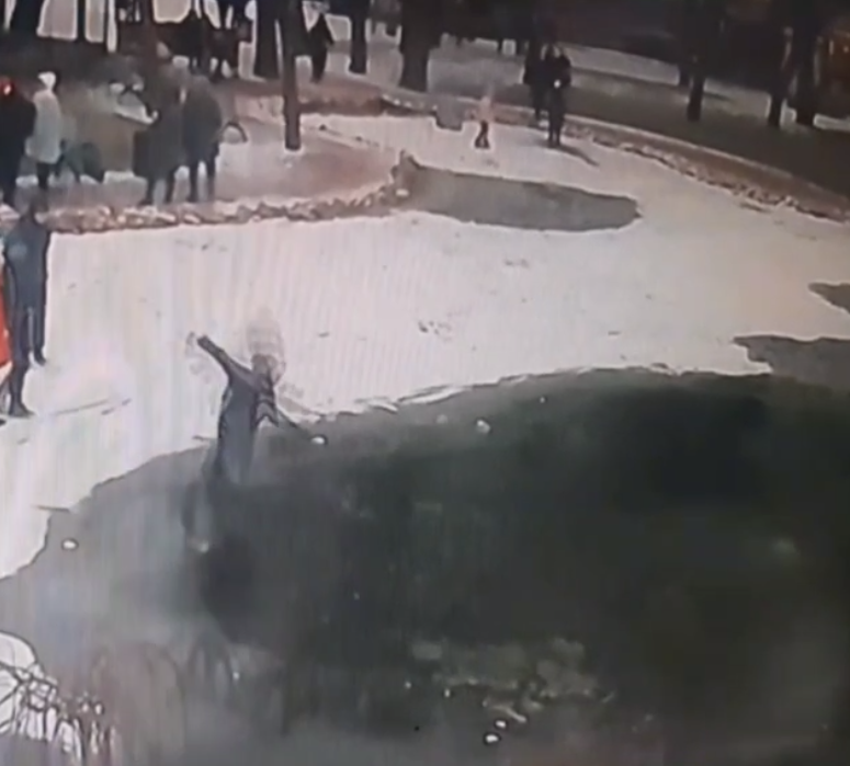 У Мелітополі школярки по черзі випробовували лід на міцність та провалювалися (відео)