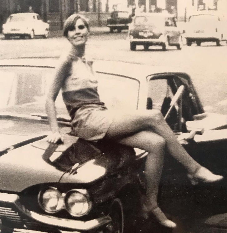 74-річна жінка каже, що не старіє, хоч щовечора випиває пляшку вина: як виглядає красуня