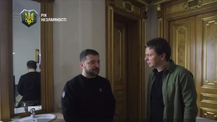 Зеленський показав кімнату на Банковій, в якій зараз живе (відео)