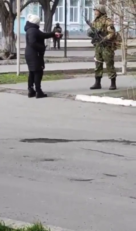 В Геническе женщина прогоняла российских солдат: &quot;вы пришли на нашу землю!&quot; (видео)