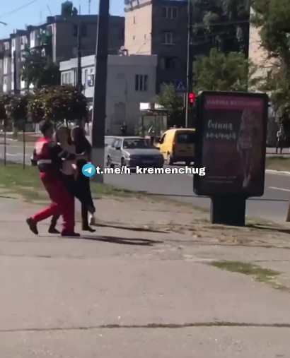 В Кременчуге девушка разгуливала топлес перед университетом (видео)