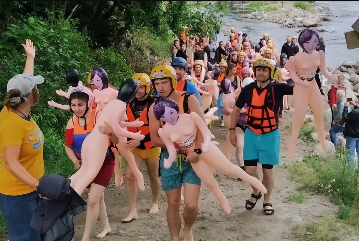 В России провели &quot;скрепный&quot; заплыв на резиновых женщинах: видео и фото традиционных забав