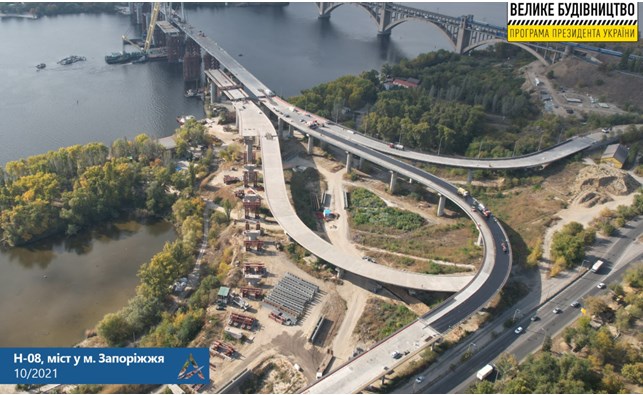 На будівництві у Запоріжжі почали монтаж низової частини вантового мосту