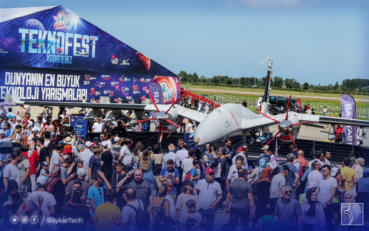 Новий реактивний Bayraktar з українським двигуном викликав фурор на виставці: як виглядає "майбутнє військової авіації"