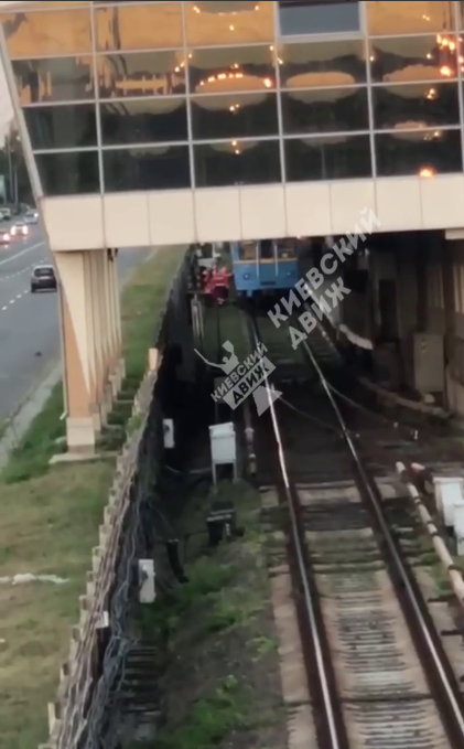 У метро Києва сталася НП: рух поїздів обмежено