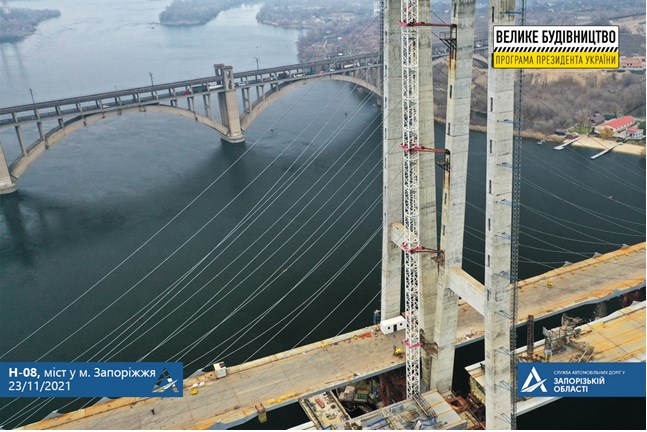 У Запоріжжі цього тижня змонтують усі ванти на найвищому вантовому мосту України