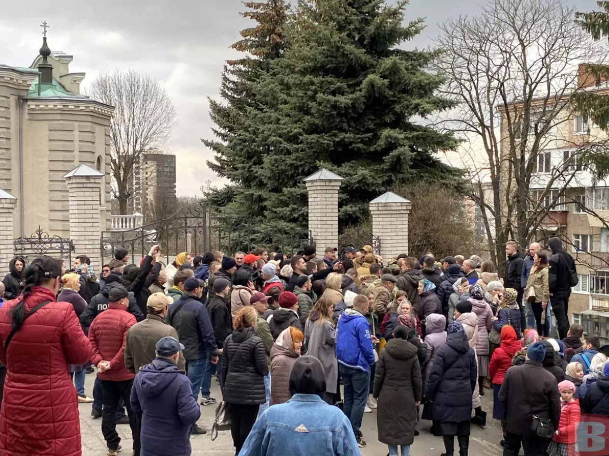 Акція з &quot;блокадою&quot; храму МП і розповідь військового про побиття: що відбувається у Хмельницькому (відео, фото)