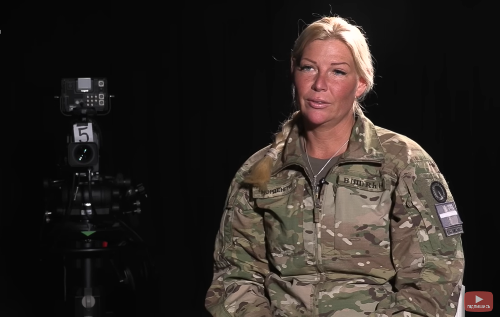 Екс-депутатка зі Швеції вирушила захищати Україну, змінивши костюм на піксель (відео)