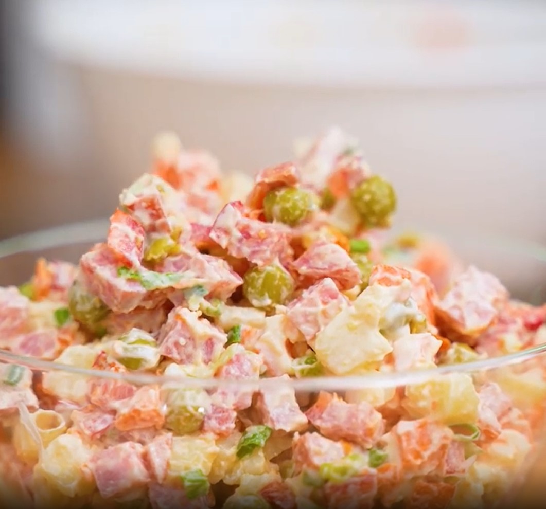 Цей український салат називають сильним конкурентом "Олів'є": як приготувати "Буковину"