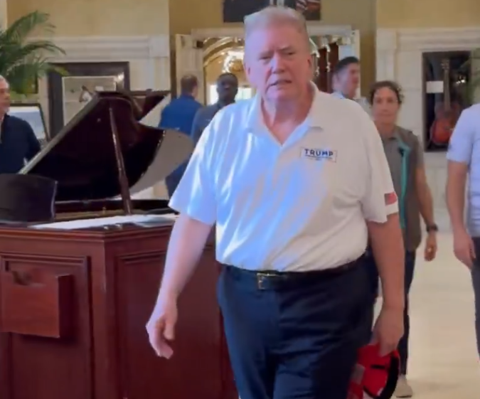 Трамп отказался от своей классической прически и показал новую (видео)