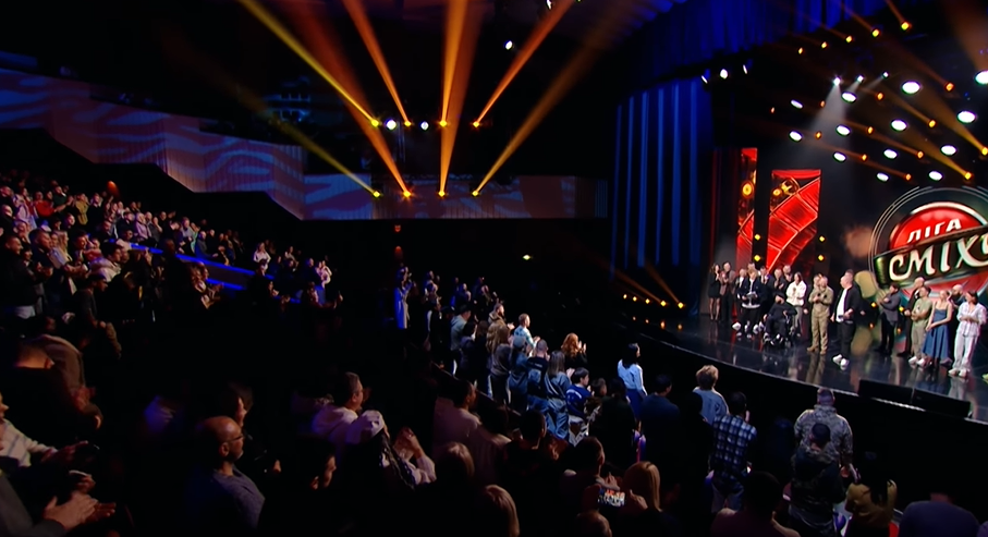 Зустрічали стоячи та з оплесками. Після повернення на &quot;Лігу сміху&quot; Віктор Розовий довів глядачів до сліз (відео)