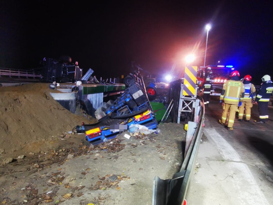 У Польщі українець напідпитку на вантажівці розтрощив міст і "пірнув" у річку, спровокувавши екоНС