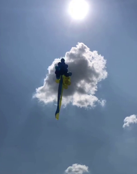 Жителей ОРДЛО поздравили с День Независимости украинскими флагами в небе (видео)