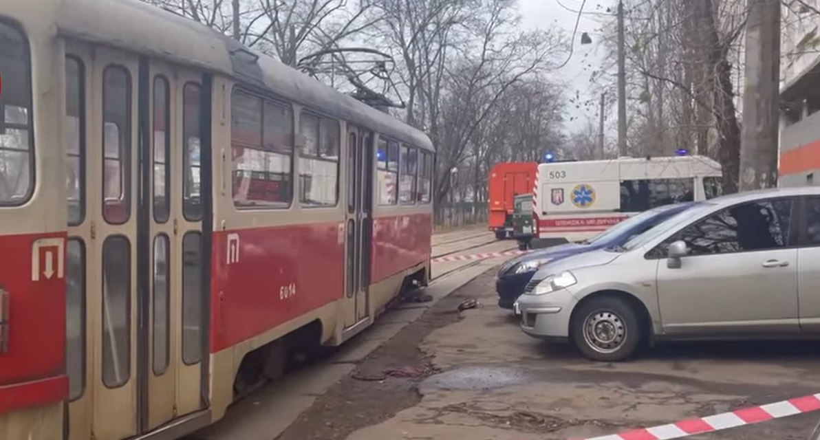 У Києві жінка потрапила під трамвай і загинула на місці (відео)