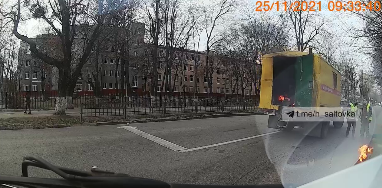 В Харькове загорелся грузовик коммунальщиков: люди выпрыгивали из машины на ходу (видео)