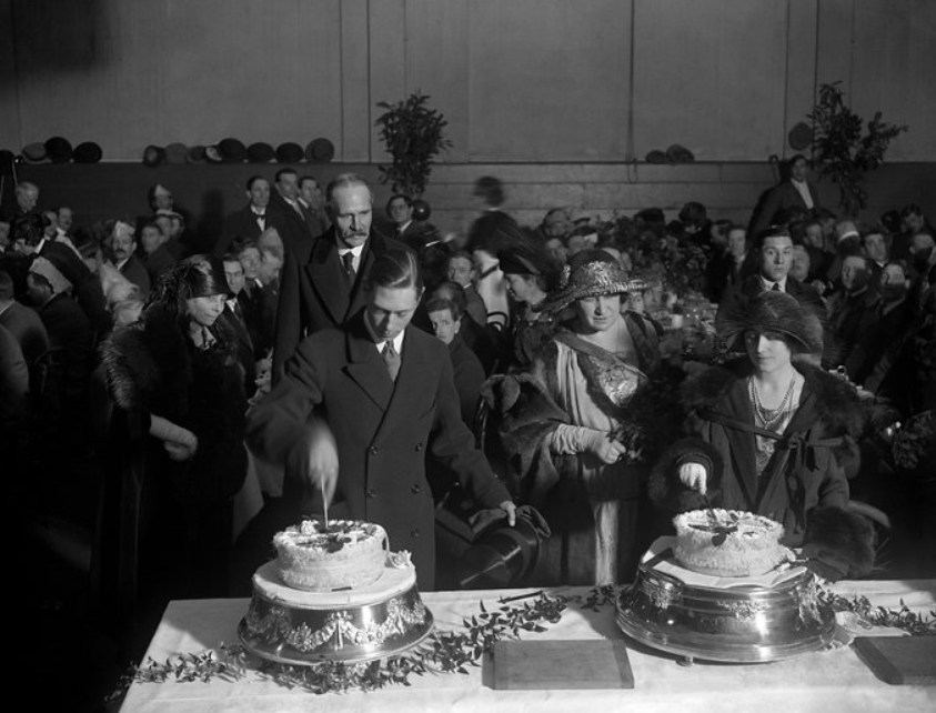 Появились фото и видео с Рождественской вечеринки королевской семьи, которая проводится 100 лет подряд