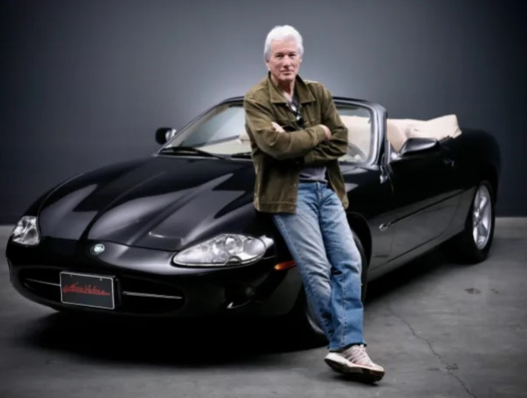 Річард Гір виставив на продаж свій розкішний Jaguar заради українців: як виглядає авто