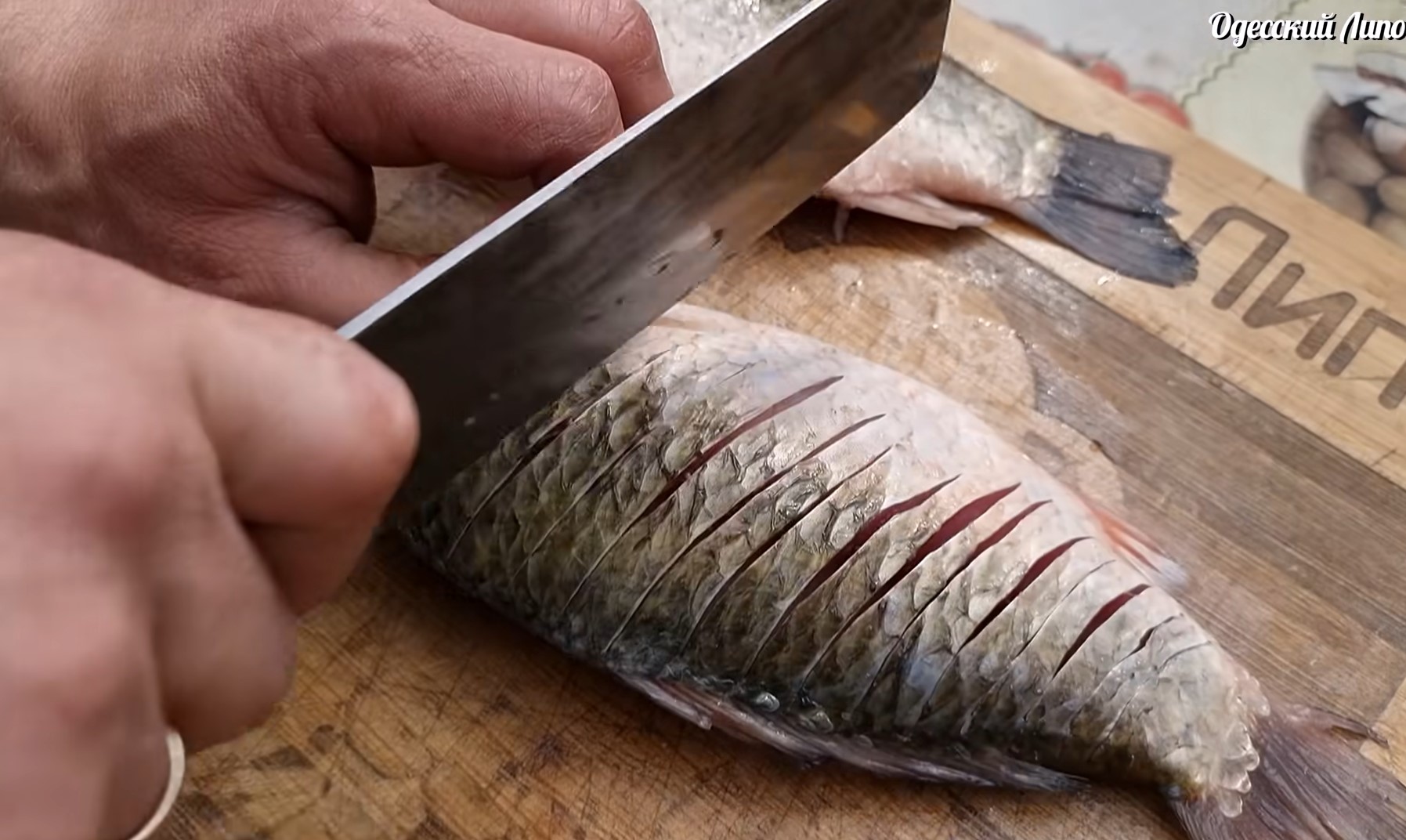 Смажений карась без кісточок: простий спосіб приготування на відео