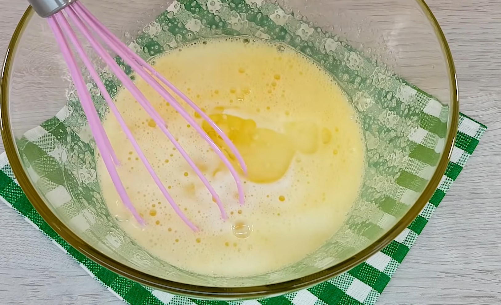 Готуємо пиріг за лічені хвилини: все змішав і в духовку!