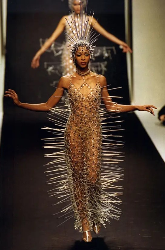 Умер гений моды Пако Рабан: смотрите фото революционных творений кутюрье