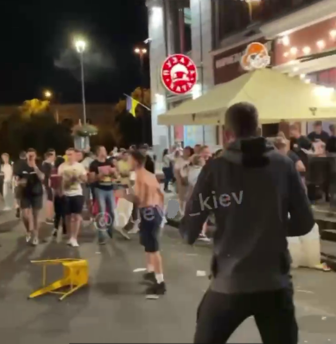 У центрі Києва знову влаштували бойовисько: масова бійка потрапила на відео
