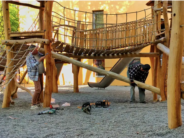 Незвичний дитячий майданчик від німецького майстра встановили у Чернівцях. Ось перші фото