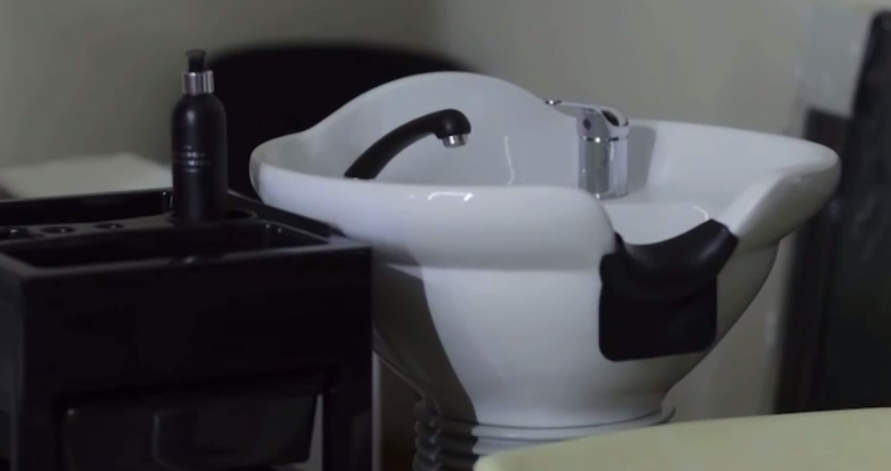 Зеленський показав кімнату на Банковій, в якій зараз живе (відео)