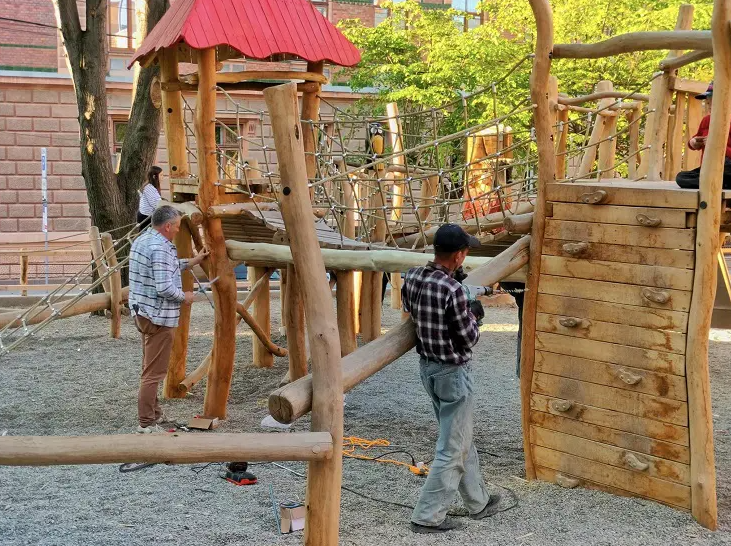 Незвичний дитячий майданчик від німецького майстра встановили у Чернівцях. Ось перші фото