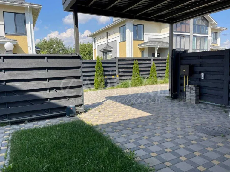 Даша Квиткова продает свой крутой дом на OLX: его цена может шокировать