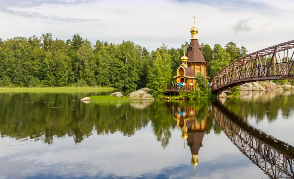 В России провели &quot;скрепный&quot; заплыв на резиновых женщинах: видео и фото традиционных забав