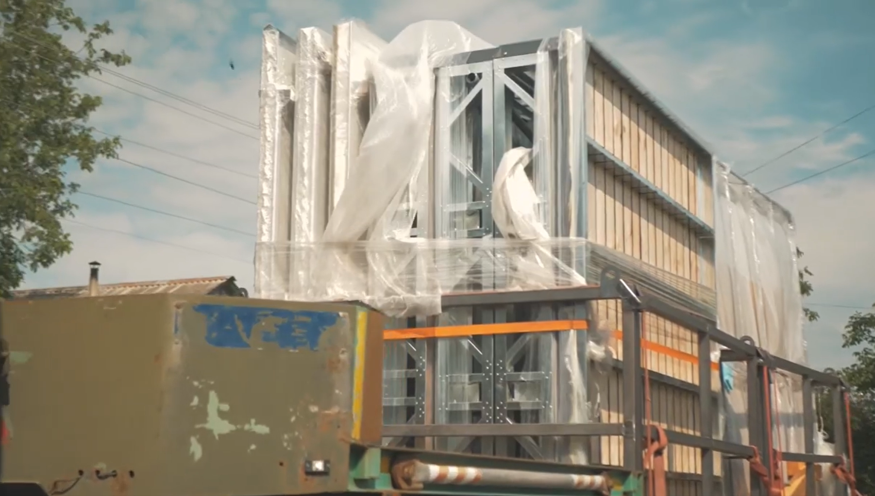 У США школярі зібрали гроші на модульні будинки для українців, і приїхали в Макарів для зведення