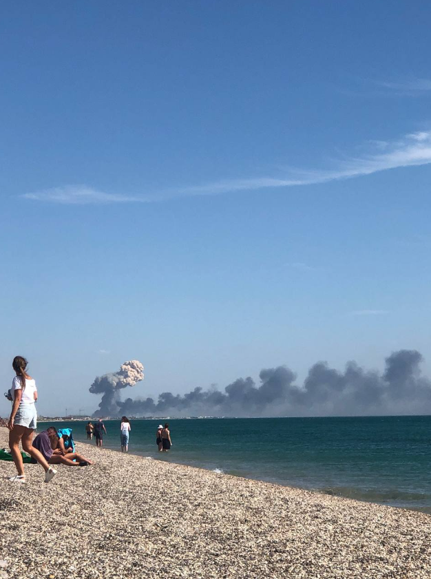 "Камней не было. Были ракеты": реакция сети на взрывы в Крыму