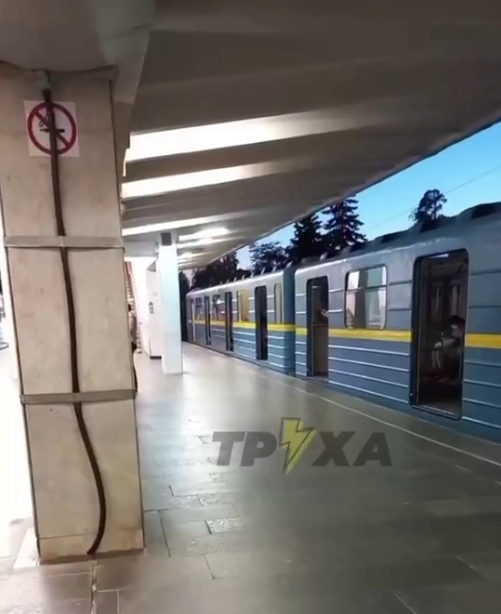 У метро Києва сталася НП: рух поїздів обмежено