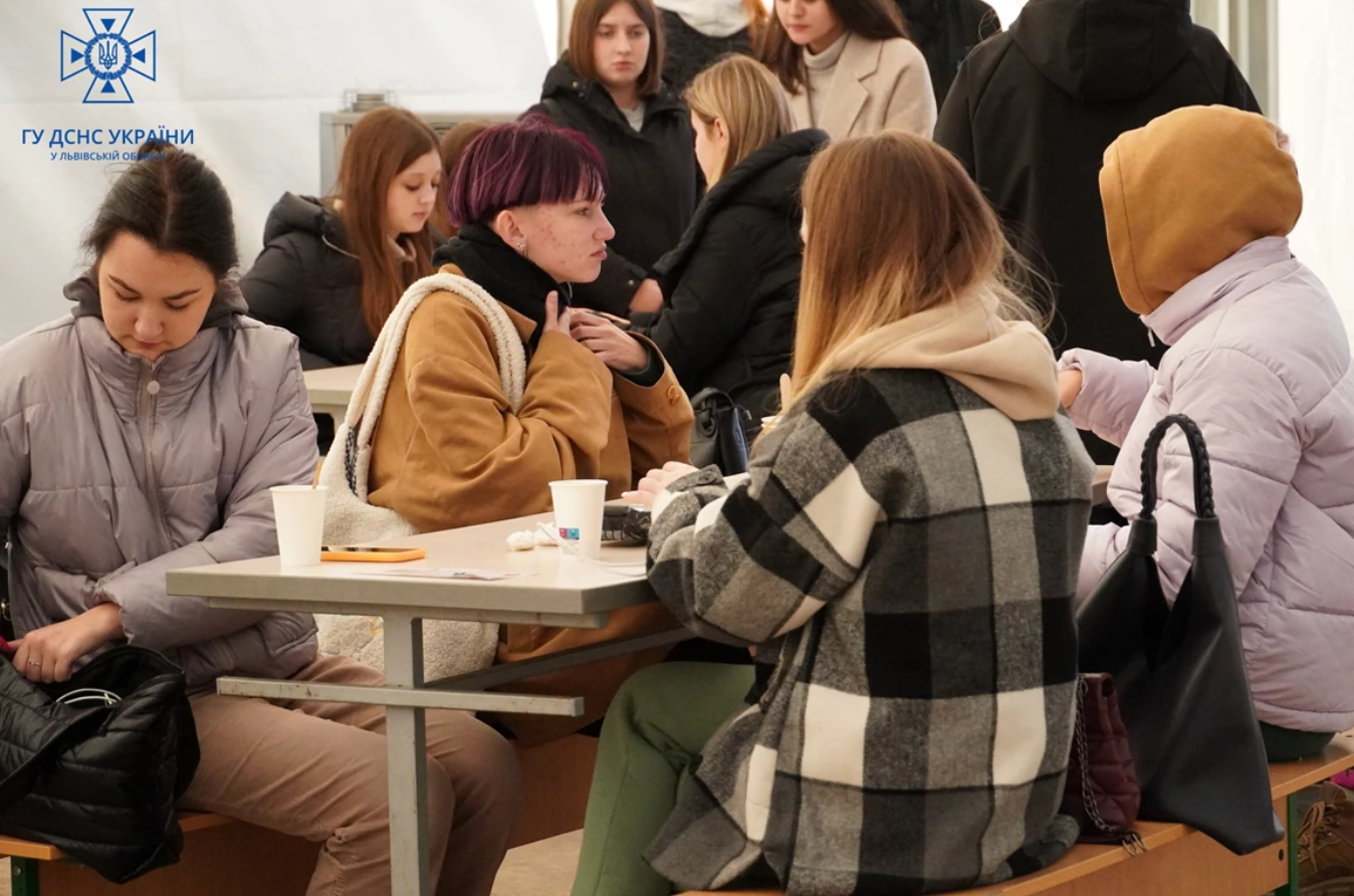 В Украине возле границы с Польшей заработали мобильные пункты обогрева: как они выглядят